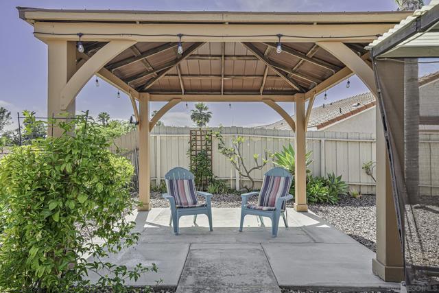 5241 Alamosa Park Dr, Oceanside CA: https://media.crmls.org/mediaz/f991a420-4b69-48c8-9510-8be7201787e0.jpg