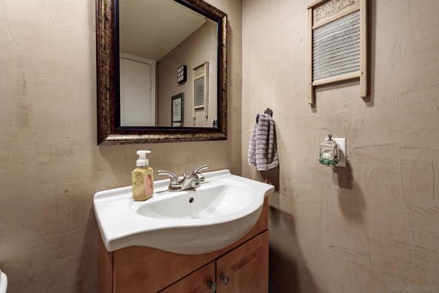 14229 Jennings Vista Way, Lakeside CA: https://media.crmls.org/mediaz/f992c1a6-6ec4-4017-856d-385e13f5b7ce.jpg