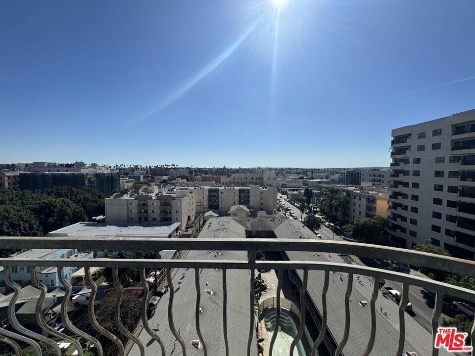 https://media.crmls.org/mediaz/f992eb6b-de1e-46c7-8213-f6945744f38b.jpg?preset=X-Large