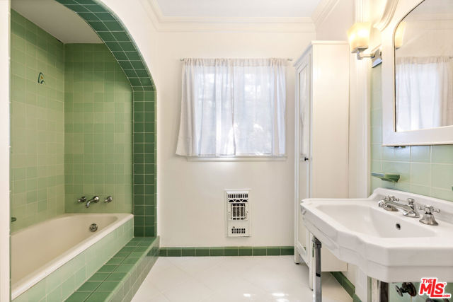 2247 Ronda Vista Drive, Los Angeles CA: https://media.crmls.org/mediaz/f9930c83-9e9b-4bc2-b228-fbf16677fa08.jpg