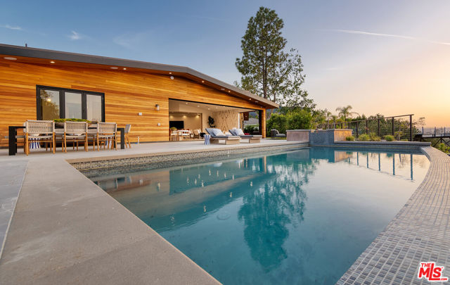 9153 Janice Place, Beverly Hills CA: https://media.crmls.org/mediaz/f99328ba-8bb8-4be6-be52-b5d01122a3f1.jpg