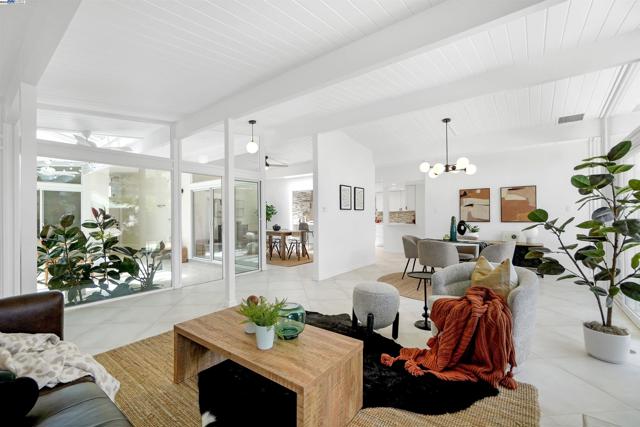 5893 Highwood Rd, Castro Valley CA: https://media.crmls.org/mediaz/f99402e7-2540-48d2-95ef-c47e66d5a516.jpg