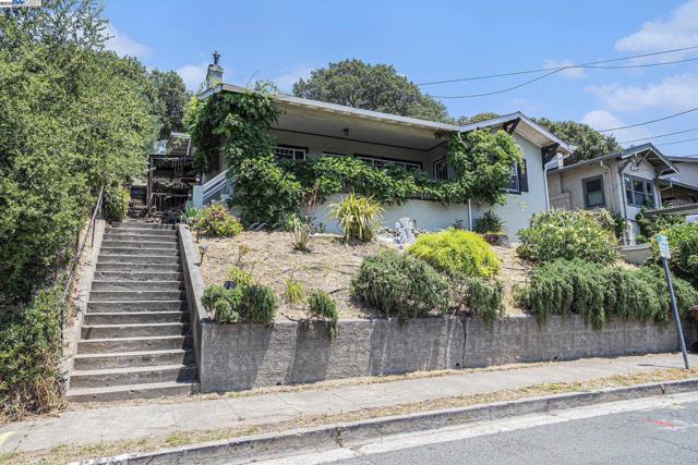 925 GRANDVIEW AVE, Martinez CA: https://media.crmls.org/mediaz/f9945513-9f69-4a3b-b456-56c8597dbc1e.jpg
