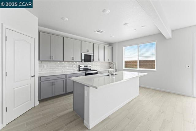4207 Markovich Ct, Richmond CA: https://media.crmls.org/mediaz/f995e47b-9c5b-4d3d-80d8-05241ce8f489.jpg