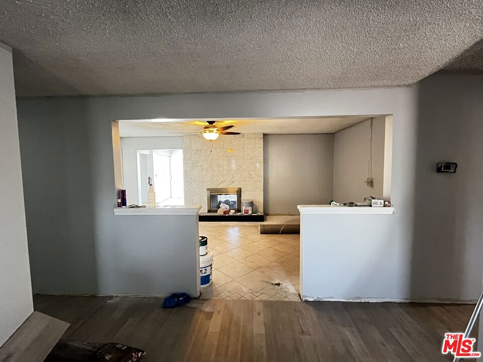 https://media.crmls.org/mediaz/f996f973-c1b5-42b9-a33e-ad26c8e2059e.jpg?preset=X-Large