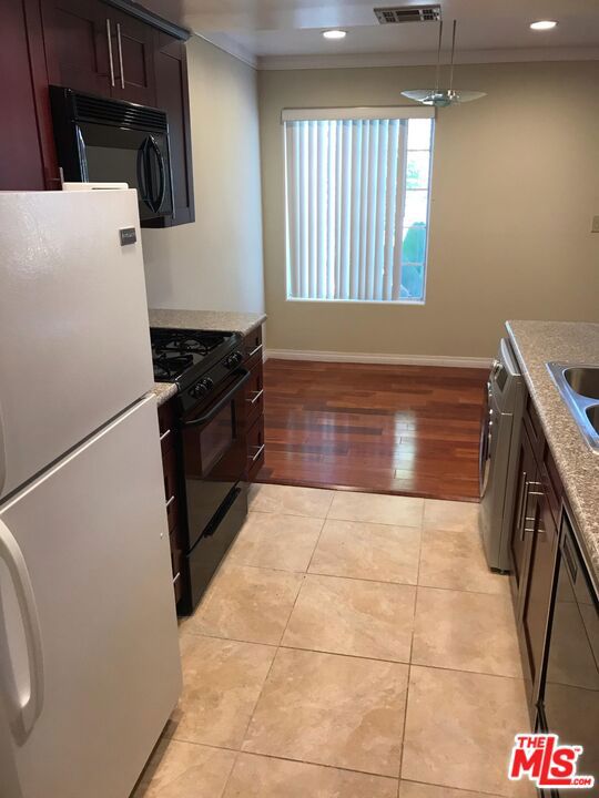 1652 COLBY Avenue, Los Angeles CA: https://media.crmls.org/mediaz/f997ac89-6ece-4402-8ffd-bc9c93eccc79.jpg