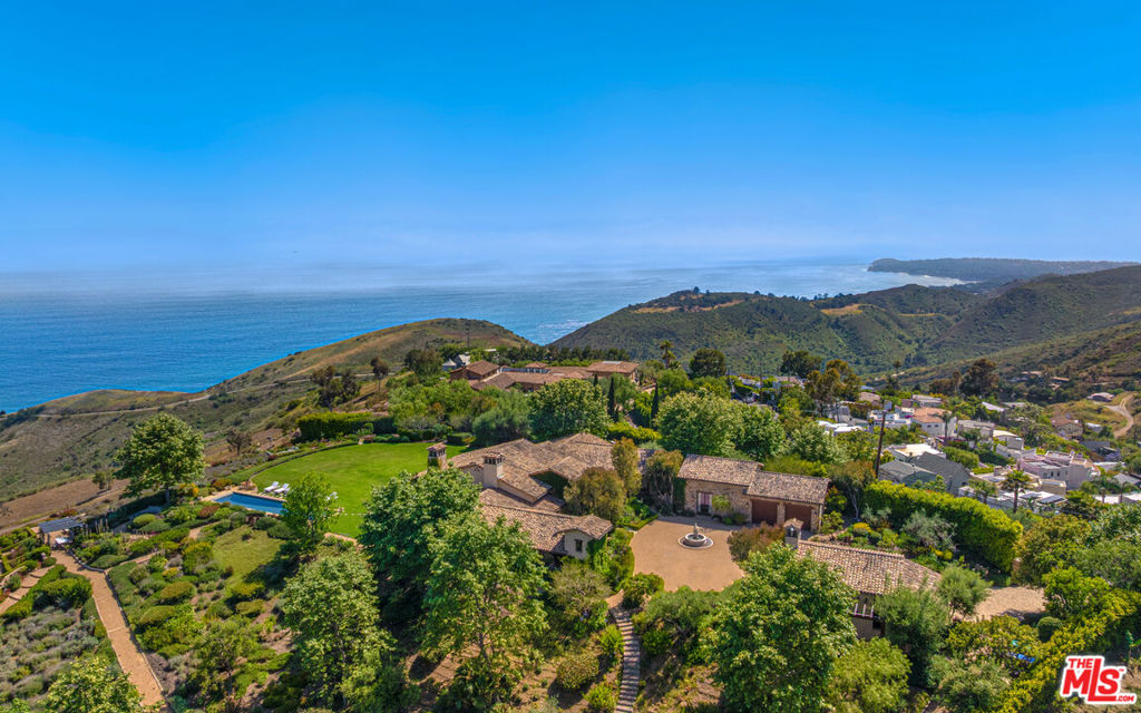 2900 Corral Canyon Road — architectural residence