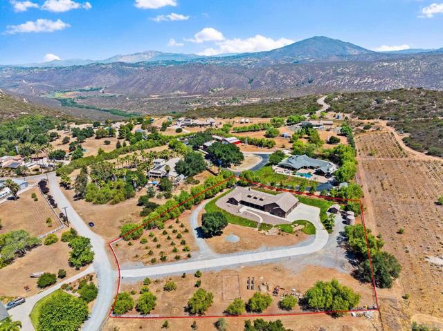 19553 Hidden Glen Road, Alpine CA: https://media.crmls.org/mediaz/f998de0a-1828-4a73-977e-f76f10274047.jpg
