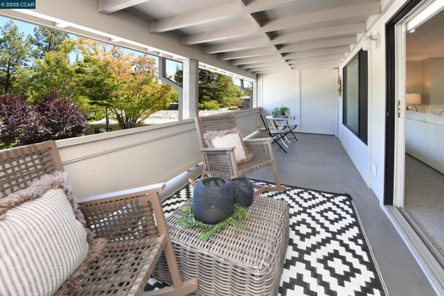 1345 Singingwood Ct, Walnut Creek CA: https://media.crmls.org/mediaz/f999b4ba-b05b-469e-bfd3-90c8a3b4bdce.jpg