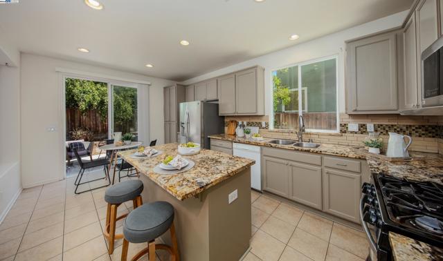 555 Centre Court Dr, Tracy CA: https://media.crmls.org/mediaz/f99a0a00-42f5-4699-b4fa-03de87d07185.jpg