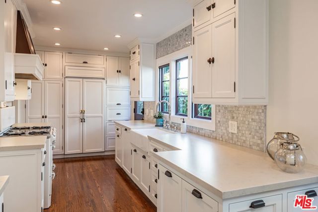 8133 W 4th Street, Los Angeles CA: https://media.crmls.org/mediaz/f99c6717-53a3-485d-a154-c15cbbbe2836.jpg