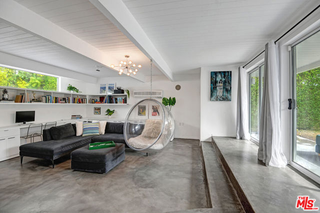 1155 E Mesquite Avenue, Palm Springs CA: https://media.crmls.org/mediaz/f99c8f45-8ba4-4e76-979c-670c99994e47.jpg