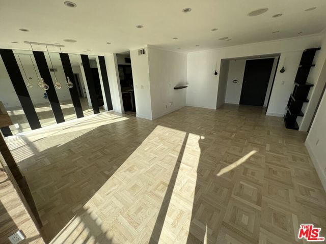 949 N Kings Road, West Hollywood CA: https://media.crmls.org/mediaz/f99d74f4-27d7-4761-b54f-2349b3fdc35d.jpg
