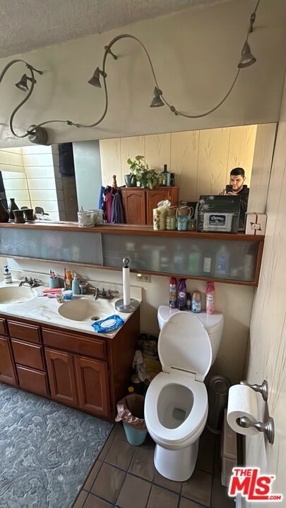 180 E Pepper Drive, Long Beach CA: https://media.crmls.org/mediaz/f99f3454-86ab-4310-8f58-30fdf8fe596a.jpg