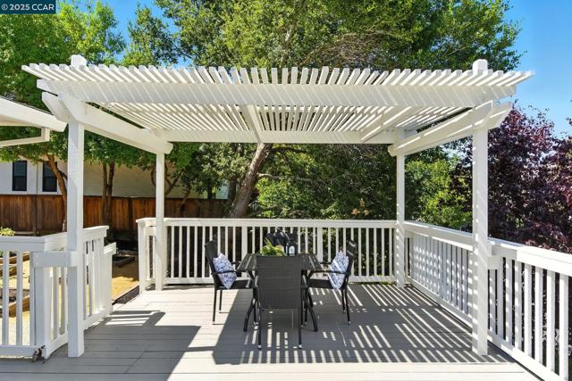 1725 Spyglass Ln, Moraga CA: https://media.crmls.org/mediaz/f9a0c308-4ba0-4c52-9901-9ed1c1862bba.jpg
