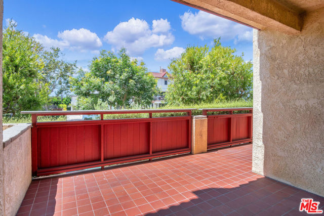950 Main Street, El Segundo CA: https://media.crmls.org/mediaz/f9a0fad6-6ddf-44c0-bb0f-e6e024d7cfc2.jpg
