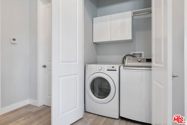 21037 Costanso St, Woodland Hills CA: https://media.crmls.org/mediaz/f9a1583c-f5dc-4a82-b9a3-3aa54a5bffa6.jpg