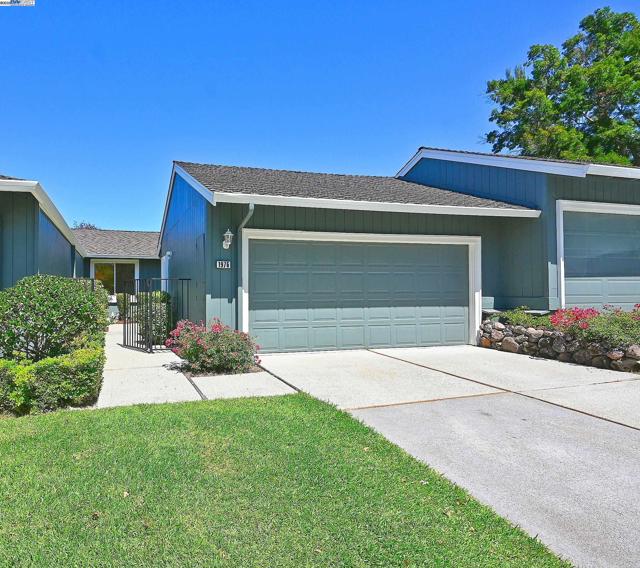 1976 Saint George Rd, Danville CA: https://media.crmls.org/mediaz/f9a31312-c2c3-4899-876c-727a9962a479.jpg