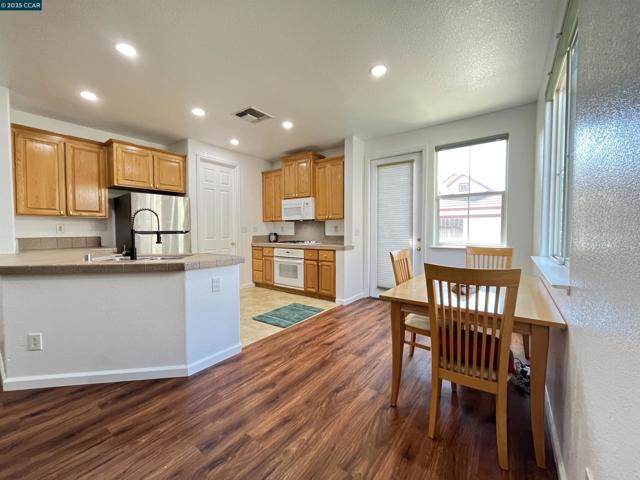 1870 Zurlo Way, Sacramento CA: https://media.crmls.org/mediaz/f9a45ad8-c005-4afd-afb4-bc8bc6cc8636.jpg