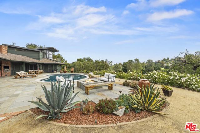 4650 Canoga Avenue, Woodland Hills CA: https://media.crmls.org/mediaz/f9a5c1a0-d29a-4520-9ed1-31fdc94b8cec.jpg