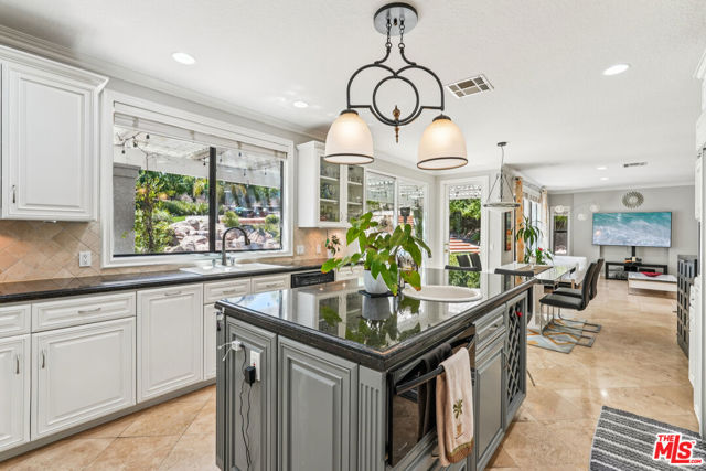2084 Hopewell Court, Thousand Oaks CA: https://media.crmls.org/mediaz/f9a64351-c080-4775-9e37-7850d28cc162.jpg