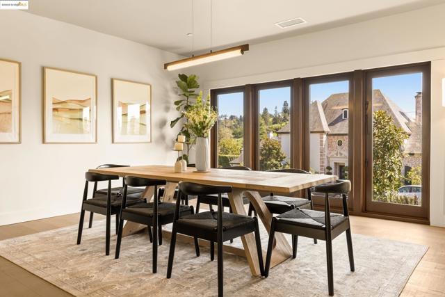 30 Lincolnshire Dr, Oakland CA: https://media.crmls.org/mediaz/f9a6e8a6-fd36-45de-9b5e-dc5dcbc5f3e4.jpg