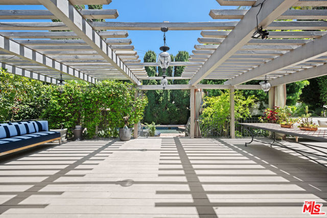 512 N Palm Drive, Beverly Hills CA: https://media.crmls.org/mediaz/f9a94419-b14f-4429-9b67-3293c5f8639b.jpg
