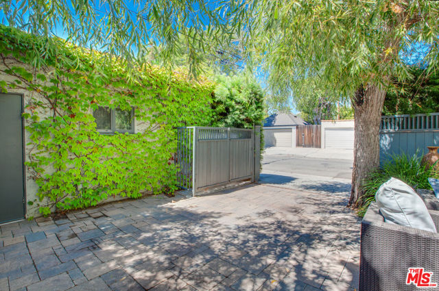 449 Westbourne Drive, West Hollywood CA: https://media.crmls.org/mediaz/f9a99f81-70c1-4c02-8f6d-48488903e119.jpg