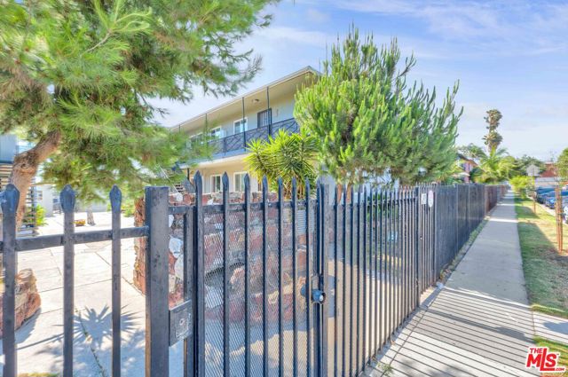 10235 S 10th Avenue, Inglewood CA: https://media.crmls.org/mediaz/f9aa3fba-86dd-4909-81a2-31f22c505acd.jpg