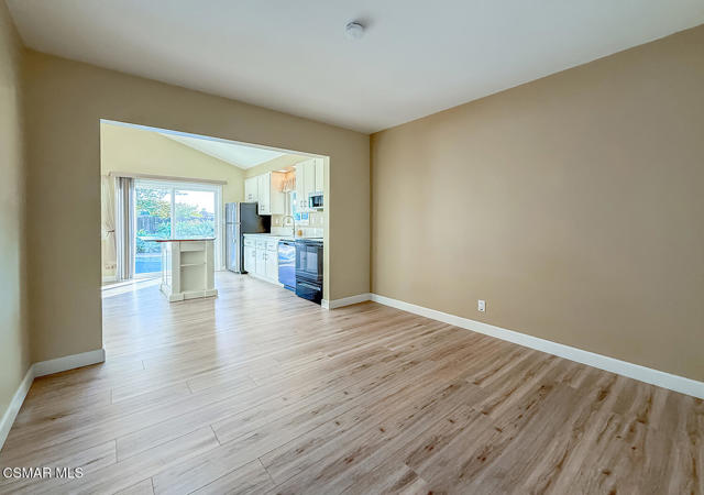 1251 Buckingham Drive, Thousand Oaks CA: https://media.crmls.org/mediaz/f9abdebf-82b5-4f6b-84f0-94e8843b3b6e.jpg