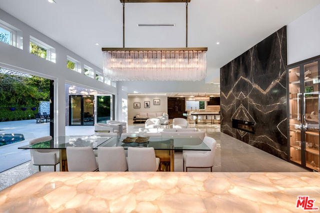 16601 Park Lane Circle, Los Angeles CA: https://media.crmls.org/mediaz/f9ac0b7c-b13a-4b5f-9d30-eb9cdb32f97d.jpg
