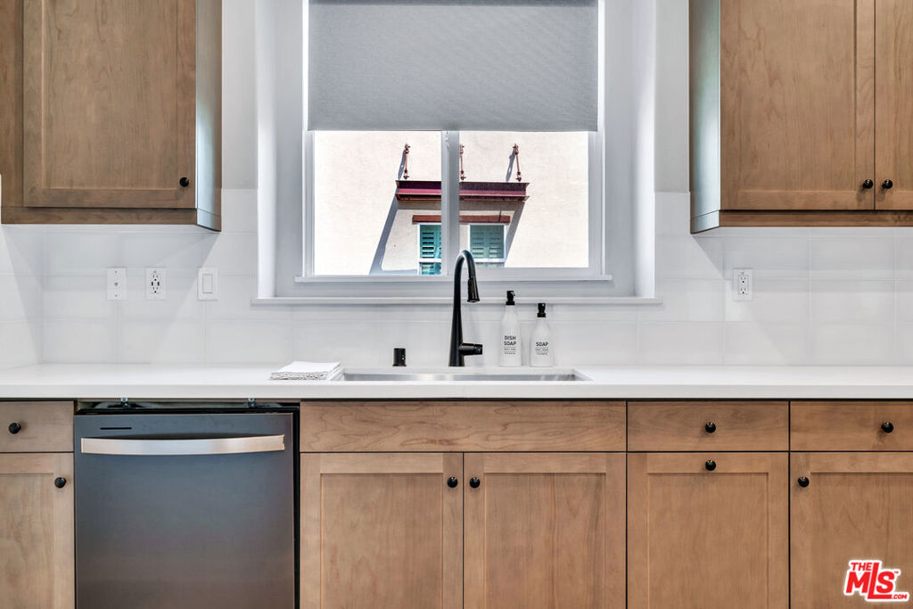 https://media.crmls.org/mediaz/f9accf15-f5b0-4405-8f8a-a80f4f69e24c.jpg?preset=X-Large