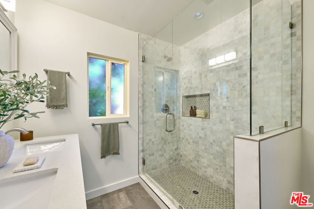 4211 W Woodland Avenue, Burbank CA: https://media.crmls.org/mediaz/f9ad2649-0820-4fad-9727-8dfeb312f216.jpg