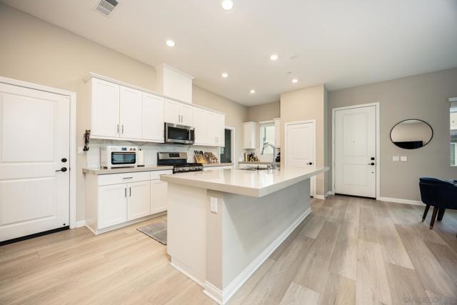 2097 Bluestone Cir, Chula Vista CA: https://media.crmls.org/mediaz/f9ad3d81-5bf5-4a36-87c5-d29a779350d3.jpg