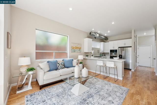 1017 45Th St, Emeryville CA: https://media.crmls.org/mediaz/f9ad4096-4d9e-41a2-8bbf-2c71ae5d1edd.jpg