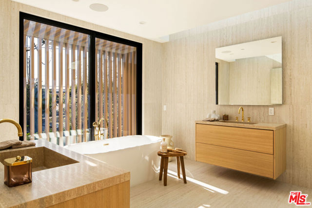 2457 Glyndon Avenue, Venice CA: https://media.crmls.org/mediaz/f9ad5c71-e332-49e2-b093-8e89a78a94c5.jpg
