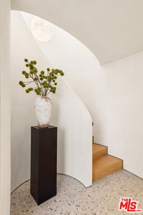 31388 Broad Beach Road, Malibu CA: https://media.crmls.org/mediaz/f9ade701-a533-4a4a-8090-1b85c230d17c.jpg
