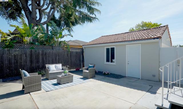 955 Maud Ave, San Leandro CA: https://media.crmls.org/mediaz/f9ae7397-0a86-4a89-a801-703a633ebf05.jpg