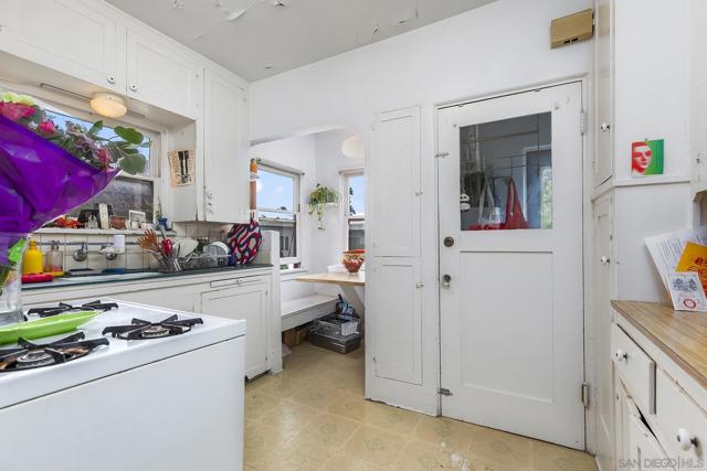 4438 44 Campus, San Diego CA: https://media.crmls.org/mediaz/f9b16399-035b-4475-ba68-e31b379f63a9.jpg