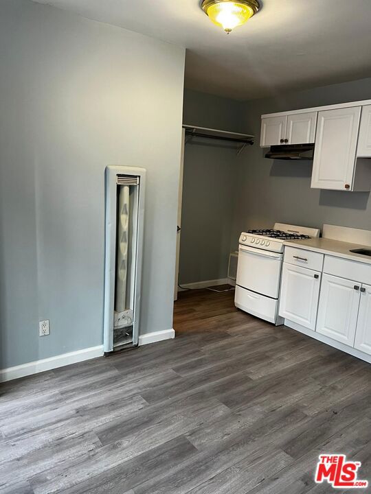 11472 VENTURA, Studio City CA: https://media.crmls.org/mediaz/f9b1ae86-4320-4372-907d-e68f43b593be.jpg