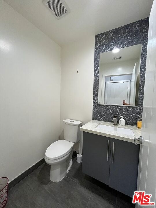 636 N Rampart Boulevard, Los Angeles CA: https://media.crmls.org/mediaz/f9b342a1-12b1-4608-aa5c-e3c6a5dccd59.jpg