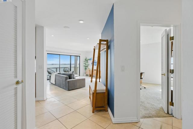 3 Commodore Dr, Emeryville CA: https://media.crmls.org/mediaz/f9b4893f-37d3-48a8-a246-fffa05992571.jpg