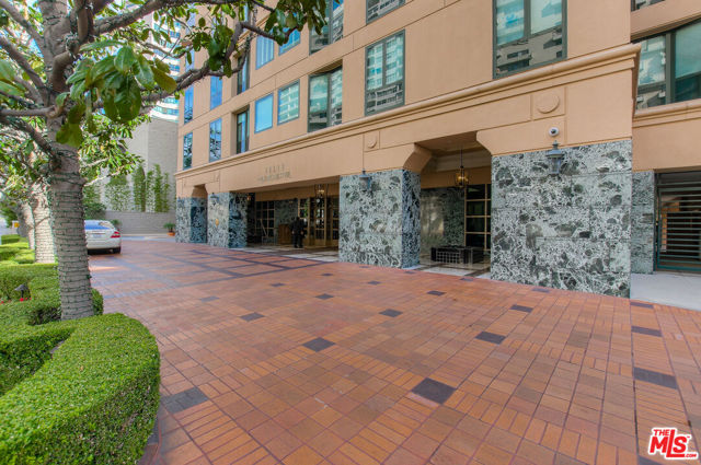 10520 Wilshire Boulevard, Los Angeles CA: https://media.crmls.org/mediaz/f9b4eba0-11ec-4f81-a512-e722c569989f.jpg