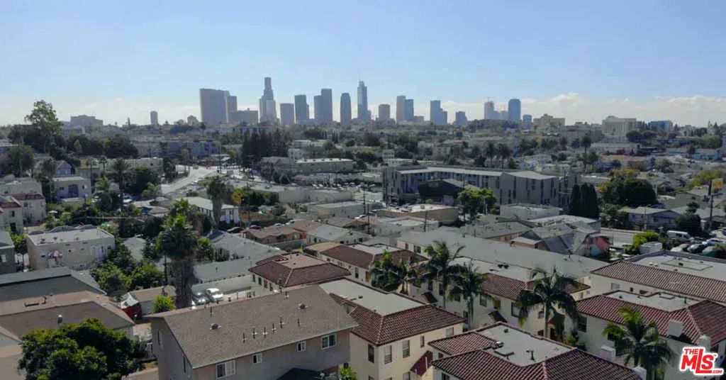 https://media.crmls.org/mediaz/f9b55278-876a-46b1-9eb4-d3051e5241a1.jpg?preset=X-Large