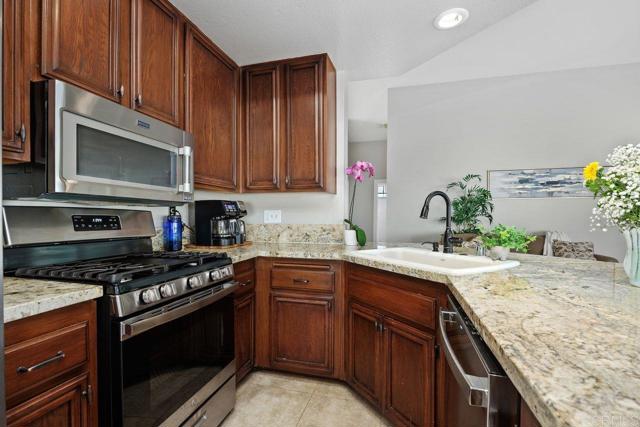 Detail Gallery Image 13 of 35 For 1745 Crystal Ridge Way, Vista,  CA 92081 - 2 Beds | 2 Baths