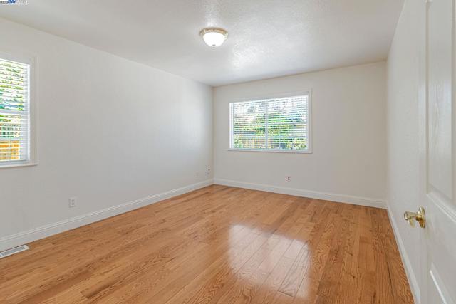 2940 Somerset Ave, Castro Valley CA: https://media.crmls.org/mediaz/f9b79eda-c547-409f-b6d0-9dbbfb7e613a.jpg