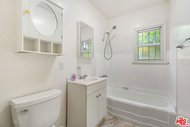 8419 Crenshaw Drive, Inglewood CA: https://media.crmls.org/mediaz/f9b7aa5d-a54b-4e8d-9754-61ce3e5ad781.jpg