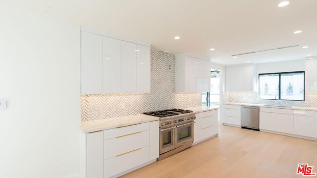 10520 Ashton Avenue, Los Angeles CA: https://media.crmls.org/mediaz/f9b7ce09-7641-4443-acad-697f5bf6c884.jpg