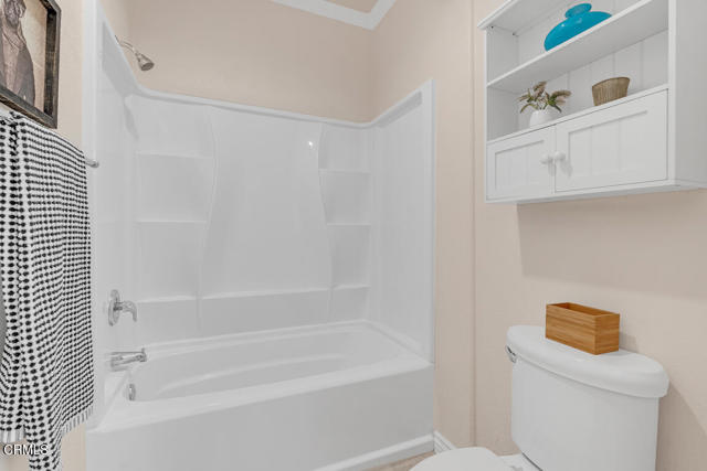 300 N El Molino Avenue, Pasadena CA: https://media.crmls.org/mediaz/f9b8a83d-1ed6-4ac3-8dd1-9ead793199dd.jpg