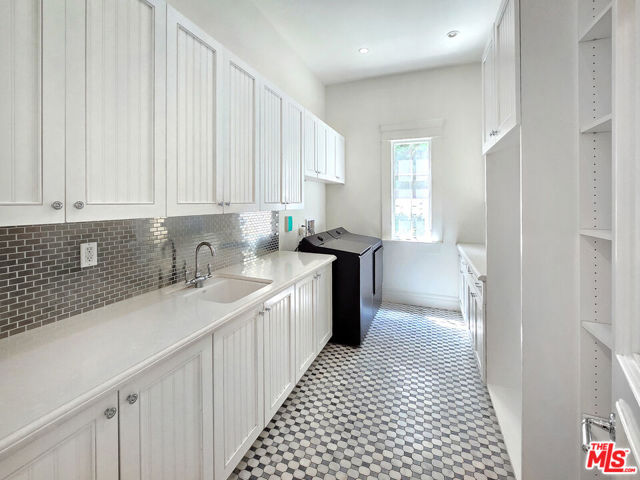 3815 Valley Meadow Road, Encino CA: https://media.crmls.org/mediaz/f9b93ee4-bf46-4d5b-9c22-eb8e6c71305b.jpg